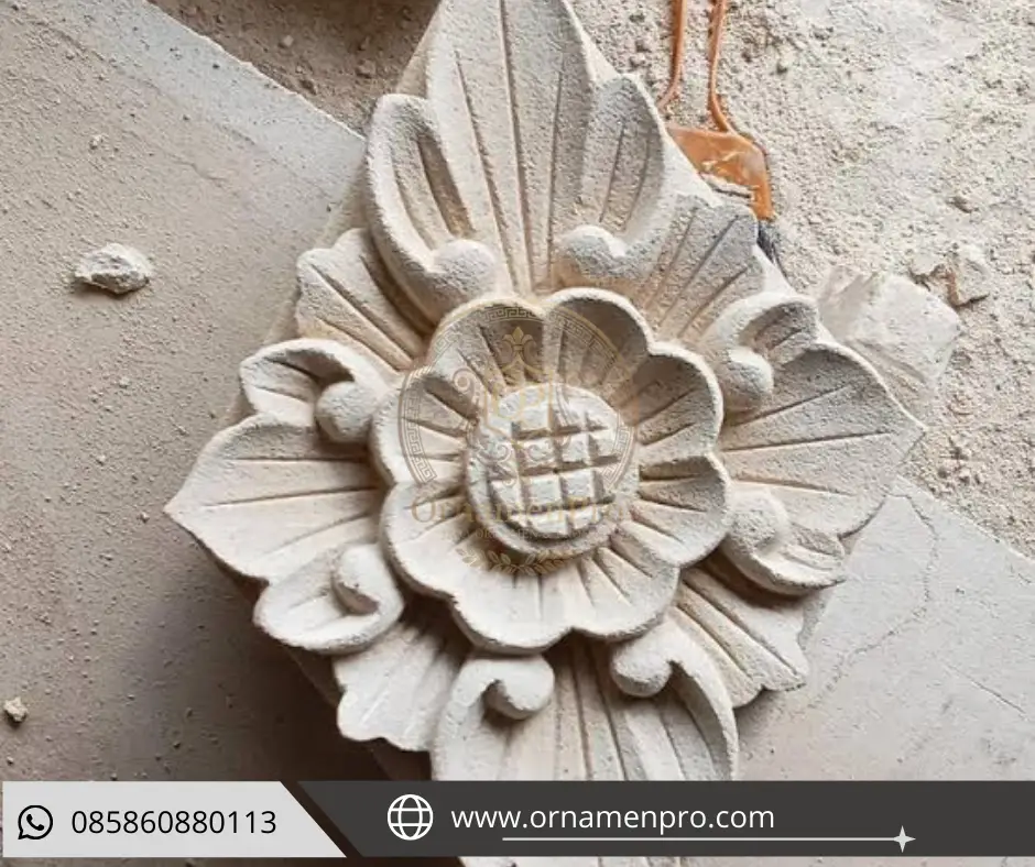 Panel ornamen bentuk belah ketupat dengan ukiran bunga di tengah